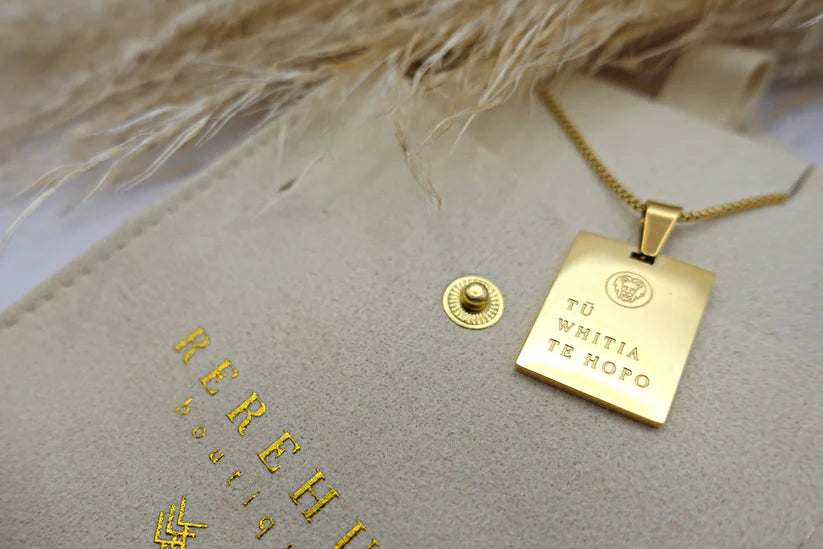 Tū Whitia Te Hopo Necklace - Gold